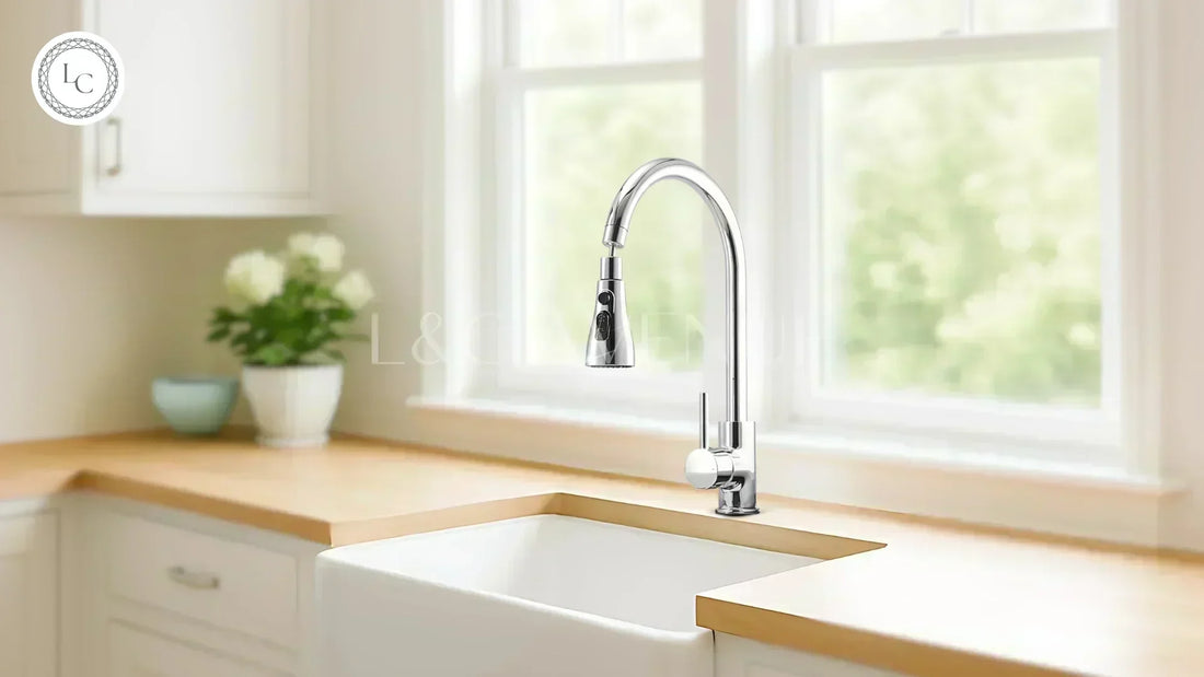 Rallonge de robinet de cuisine AeraBoost™ installée sur un mitigeur pour économiser l'eau